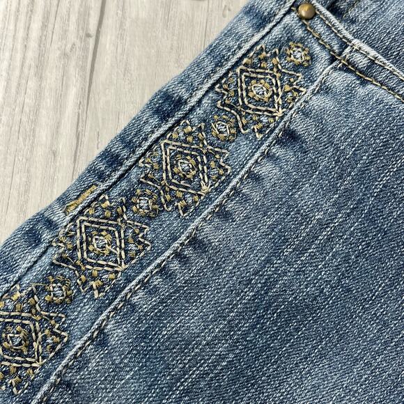 Sonoma Modern Fit Medium Wash Side Stitch Embroidery Cropped Capri Jeans 8 - Picture 6 of 10